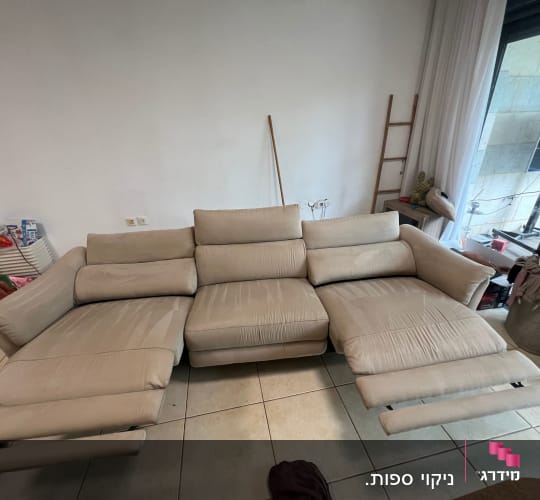 ספה בהירה עם מושבים נפתחים לניקוי